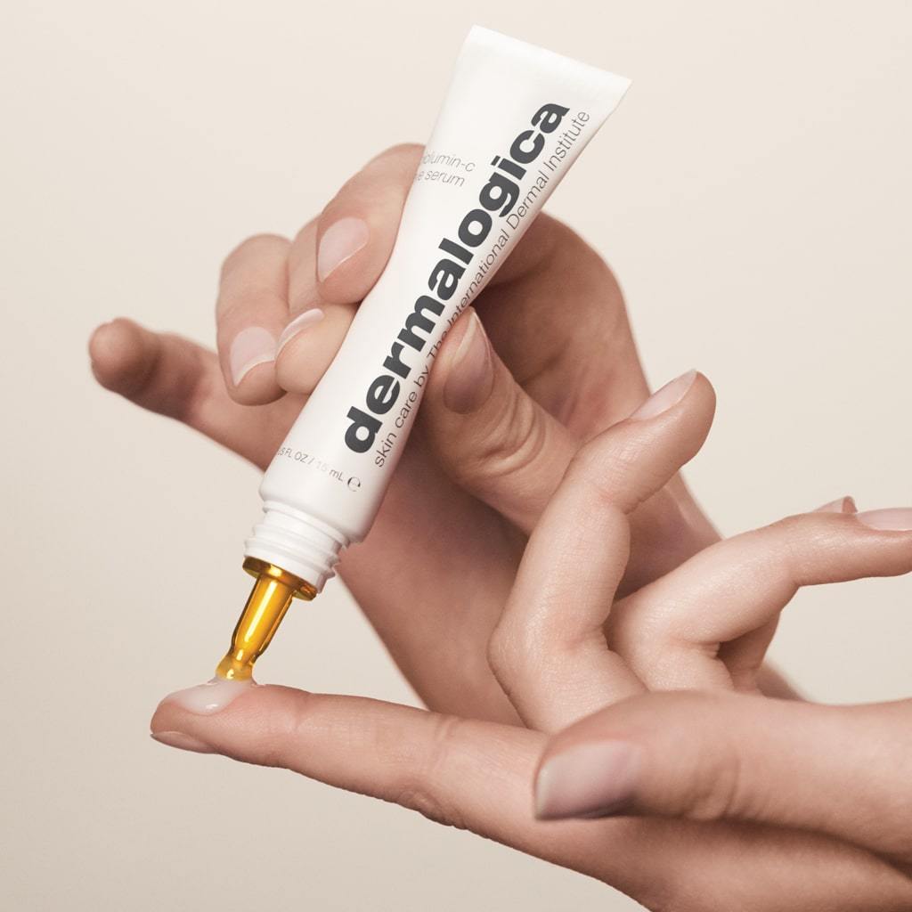Dermalogica Biolumin C Eye Serum Produkt auf Finger